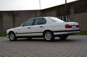 BMW 740i 1992 года  (UK)